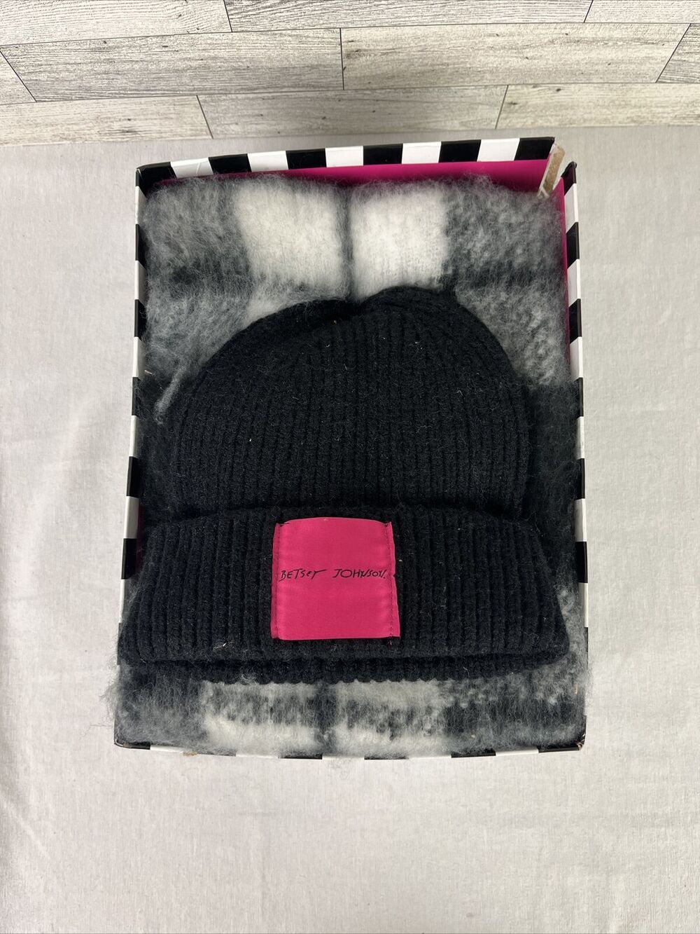 NEW Betsey Johnson Women’s Black Knit Beanie & Soft Plaid Scarf Gift Set In Box